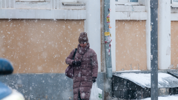 В Петербурге появились апрельские катки: Непогода заморозила фонтаны