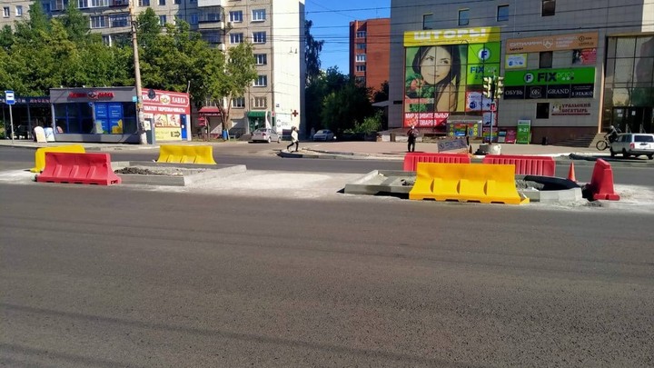 На Комсомольском проспекте в Челябинске ломают островки безопасности