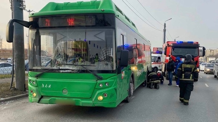 Затянуло под колеса: в Челябинске автобус N 71 насмерть сбил пешехода