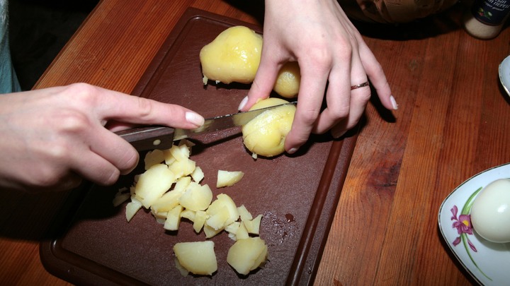 Жареный картофель - в прошлом: Простой рецепт вкусной картошки, с которым справится даже новичок