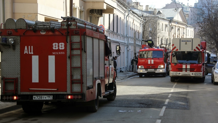 В Петербурге несколько пожарных машин перекрыли Большой проспект П.С.