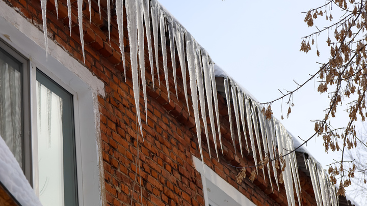 Вместо новогодних украшений: на Большом Сампсониевском выросла трёхэтажная сосулька