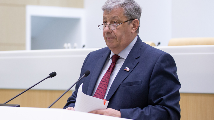 Владимир Путин наградил орденом первого мэра Екатеринбурга Аркадия Чернецкого