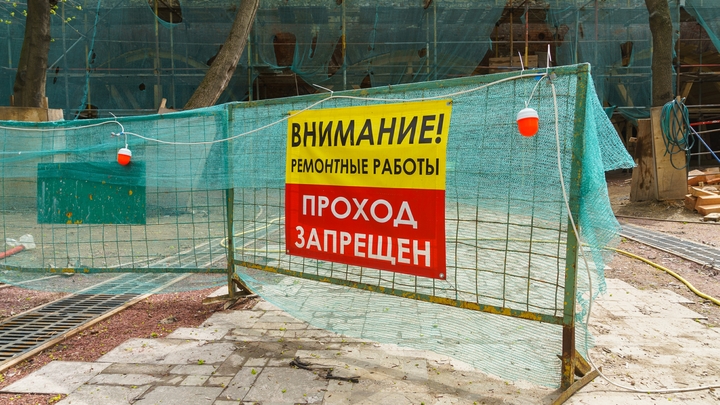 В Екатеринбурге реконструируют школу, в которой туалет был над выгребной ямой