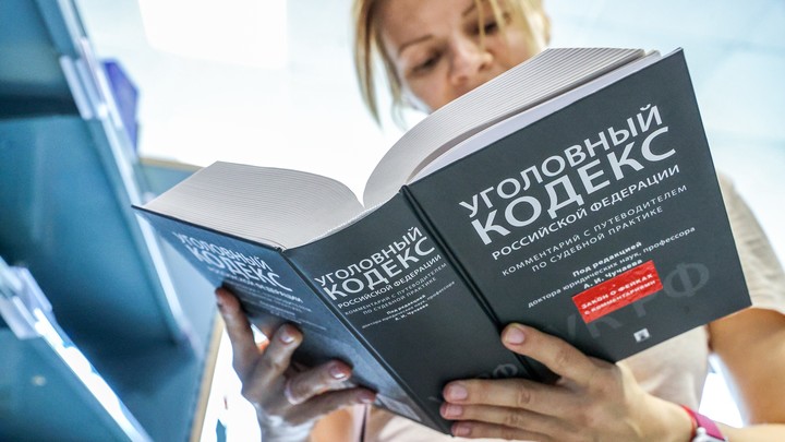Челябинец сломал мальчику палец за то, что попал мячом в его машину
