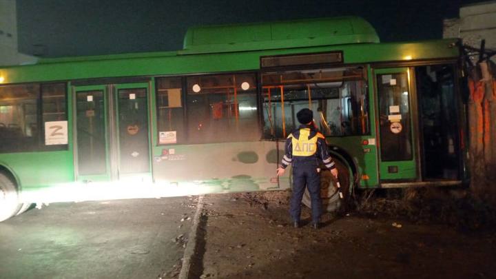 В Екатеринбурге автобус с пассажирами врезался в бетонную стену