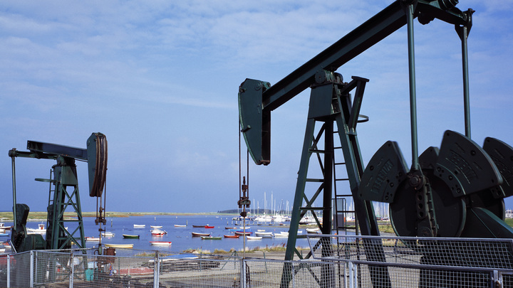 Заявление России и Саудовской Аравии об увеличении добычи нефти спровоцировало падение цен