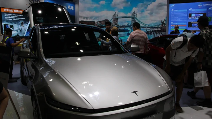 Трое погибли в горящей Tesla из-за отказа электронных ручек