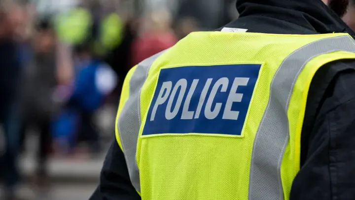 В Британии неизвестные изнасиловали женщину на кладбище в центре города