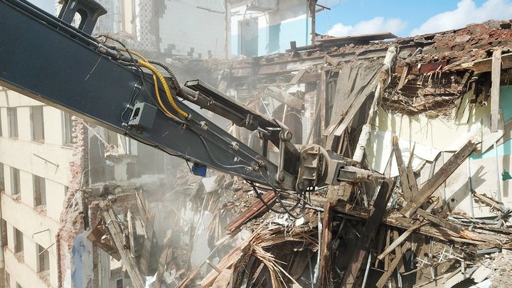 В Новороссийске снесли трехэтажное здание