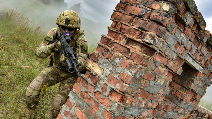 И один в поле воин, если он русский: солдат несмотря на контузию, в одиночку отбил атаку боевиков
