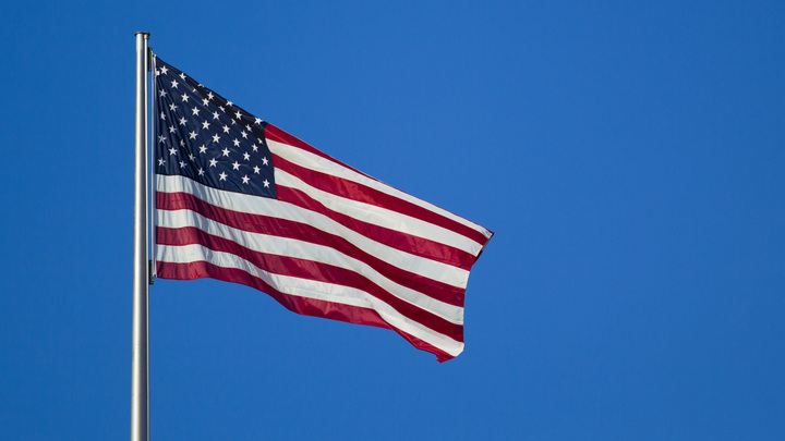 Посольство США в России вывесило содомитский флаг над площадью ДНР в столице