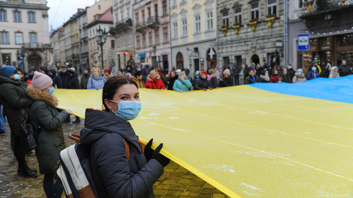 Англичане аплодируют в барах: Украинская пропаганда добралась до Узбекистана