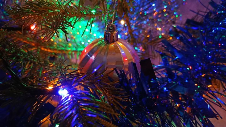 Елочка, гори: боевики подожгли новогоднюю елку в центре сирийского города