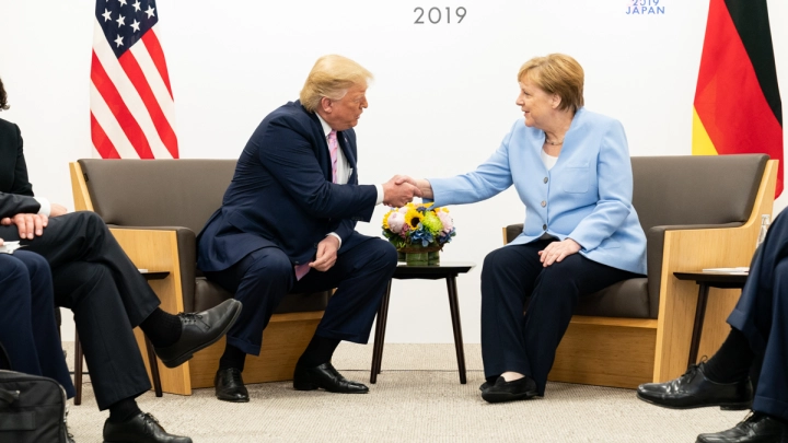 Воспоминания от Меркель: Трамп демонстративно отказался пожать руку