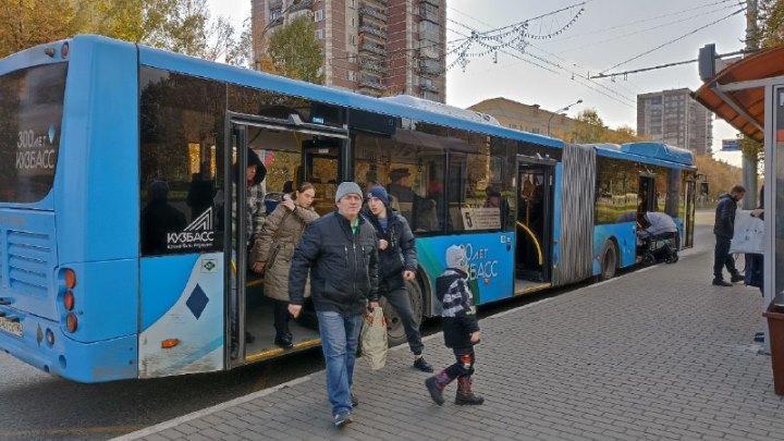 В Новокузнецке кондуктор высадила пассажиров в дождь из-за сломанного валидатора