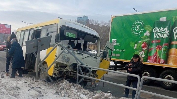 В Самаре автобус с пассажирами врезался в ограждение