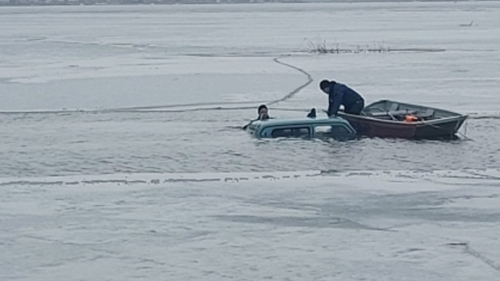 В Ростовской области рыбак на авто провалился под лёд водохранилища
