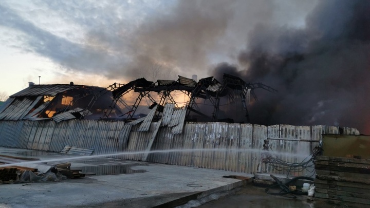 Взрыв во время крупного пожара на складе в Кинеле: видео очевидцев