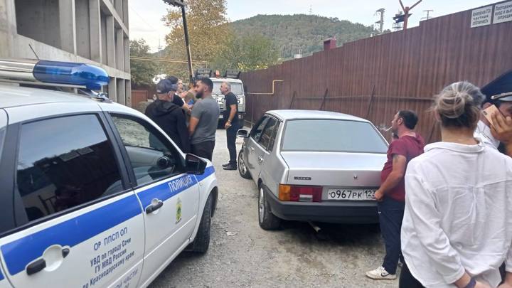 В Джубге жители новостройки забаррикадировали фуру строителей, мешающую проезду