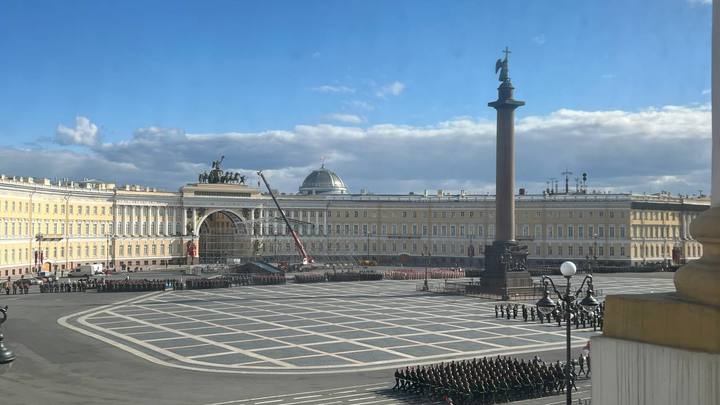 Системы сработали как надо: на Дворцовой площади прервали полёт беспилотника