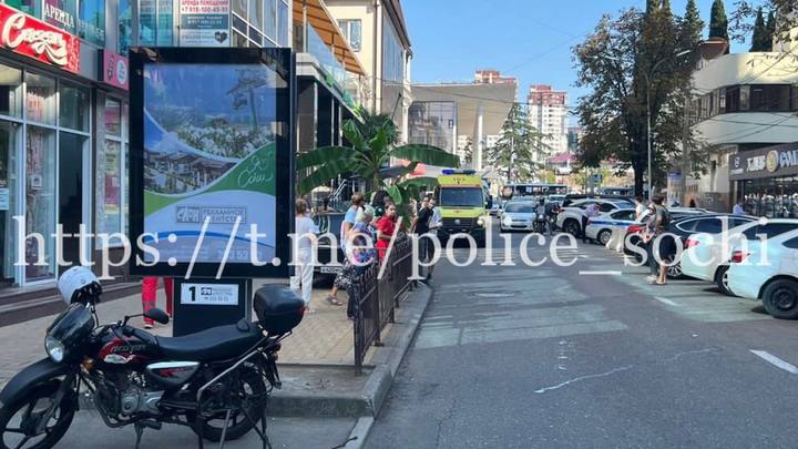 В Сочи мотоциклист сбил 11-летнюю девочку и врезался в иномарку