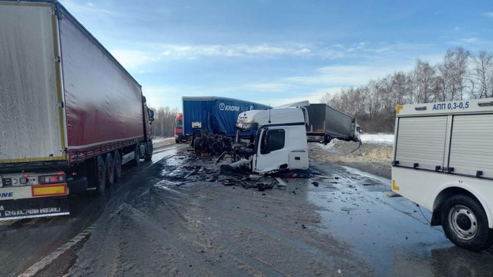 Один погиб, один ранен: в Самарской области столкнулись три фуры