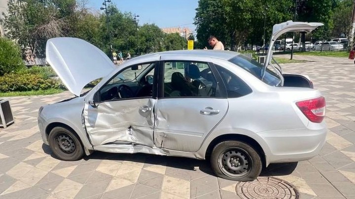 В Самаре Гранту отбросило на пешеходную зону после столкновения с Вестой