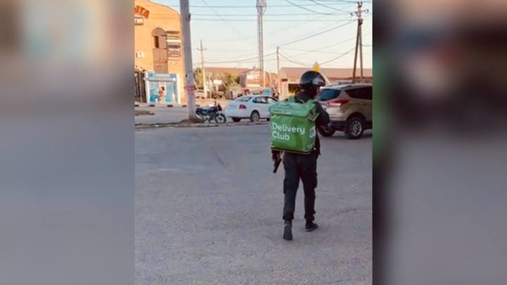 Краснодарцев напугал курьер с пистолетом