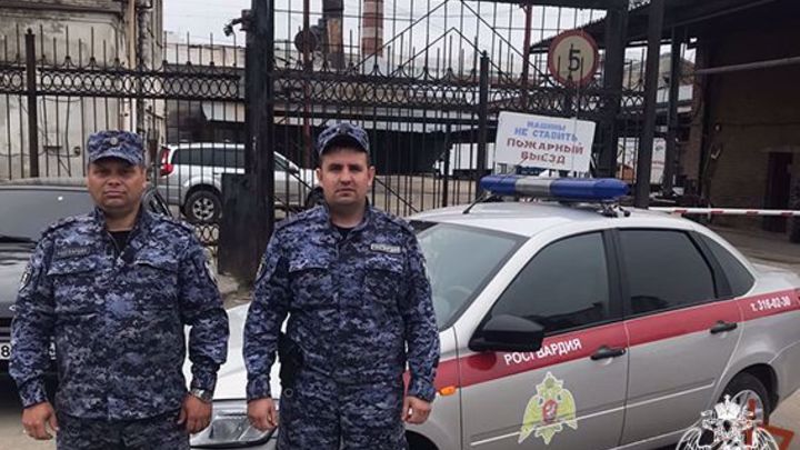 Более 70 человек эвакуировали росгвардейцы с горевшего хлебзавода в Новосибирске