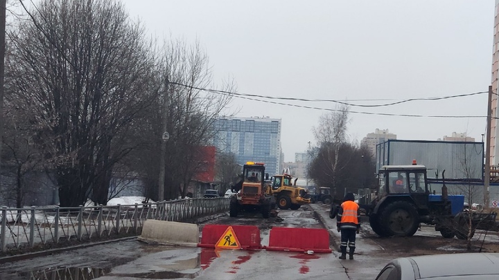 На самой проблемной улице Петербурга Ситцевой начали латать огромные дорожные дыры