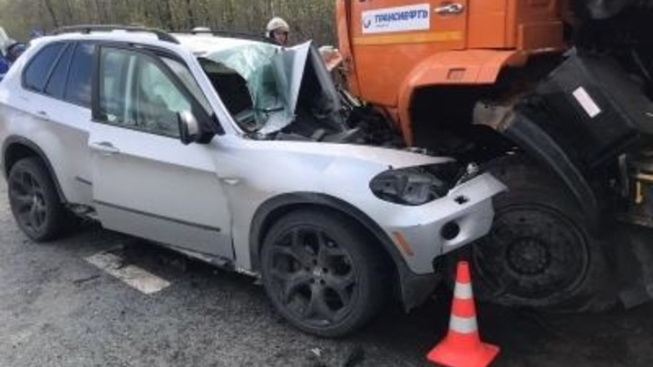 Влетел в копеечку: В Самарской области BMW X5 врезался в стоящий КАМАЗ