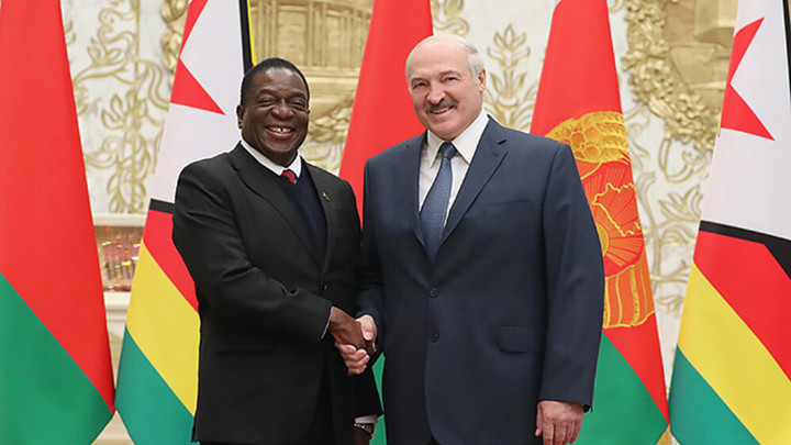 Цветочные бусы, танцы и салют: Появились первые кадры встречи Лукашенко в Зимбабве