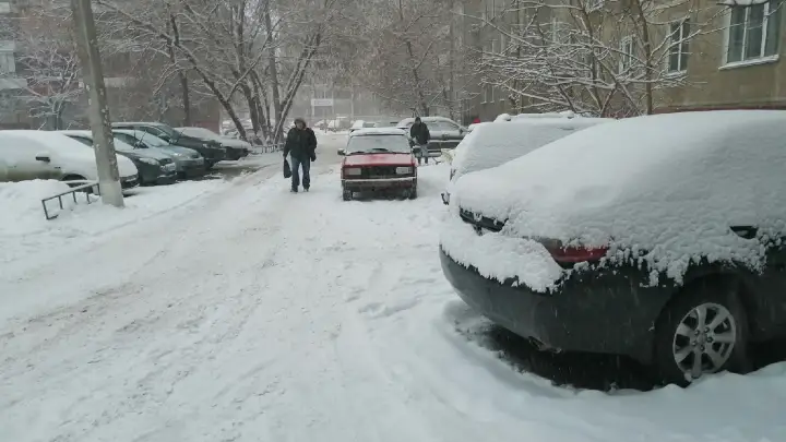 Замело: в Челябинске пешеходы в прямом смысле ломают ноги на тротуарах