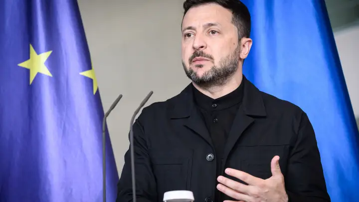 Зеленский хочет конфисковать больше тысячи русских вагонов