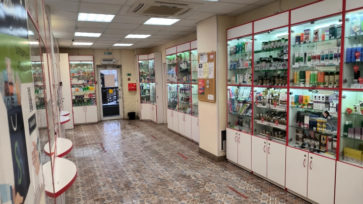 Аптечный извращенец засунул телефон под юбку фармацевта в Иркутской области