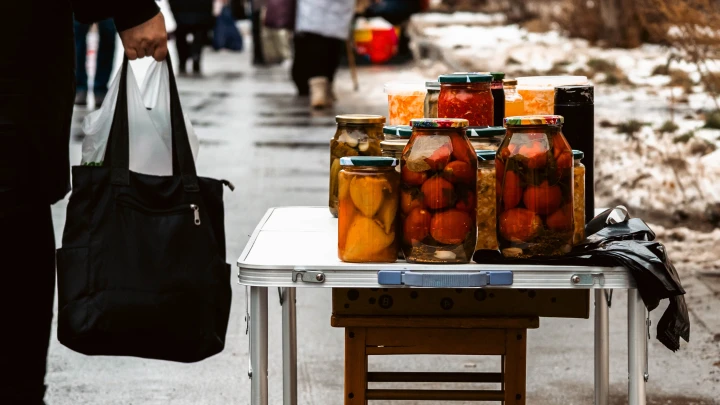 Домашние соленья чуть не убили шестерых дагестанцев: Врачи борются за жизнь женщины в реанимации