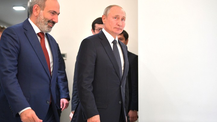 Владимир Путин обсудил с премьер-министром Армении Николом Пашиняном ситуацию в Казахстане