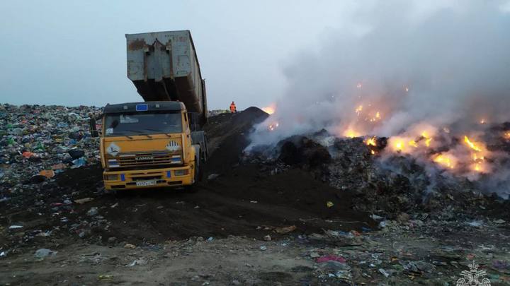 Роспотребнадзор оценит качество воздуха после пожара на мусорном полигоне в станице Полтавской