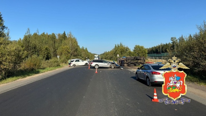 Три человека пострадали в массовом ДТП с грузовиком и легковушками в Подмосковье