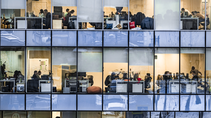 Только не инвестирование: Эксперт назвал способы стать богаче при маленькой зарплате