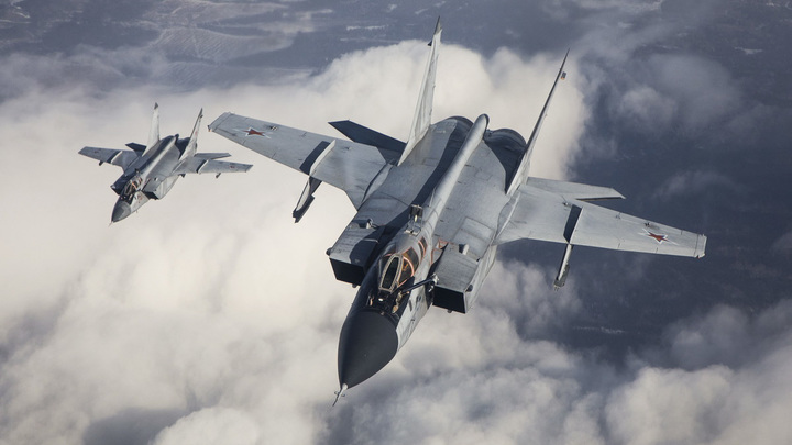 Уникальные кадры заправки истребителей МиГ-31БМ в воздухе: Пилоты контролируют мощность двигателей вручную