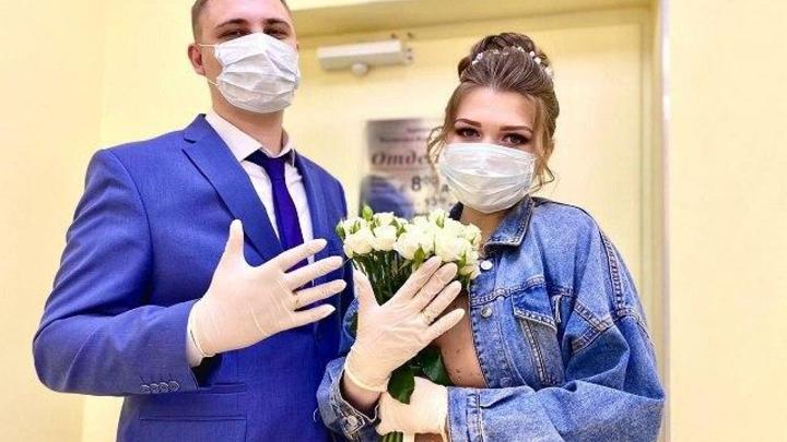 Коронавирус счастью не помеха: В Ростовской области пара сыграла свадьбу в масках и перчатках