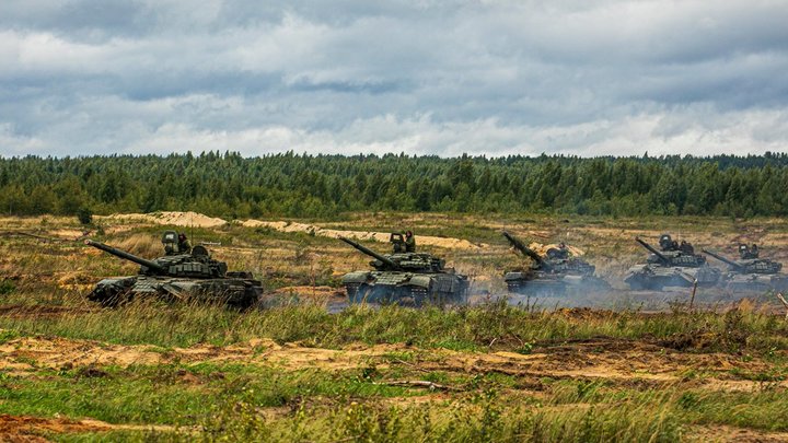 Залпы, дым, вереница танков: Показаны кадры с учений Запад-2021