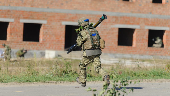 ВСУ расстреляли посёлок в Донецке. Оставшаяся без дома женщина не сдержалась: Поубивала бы!
