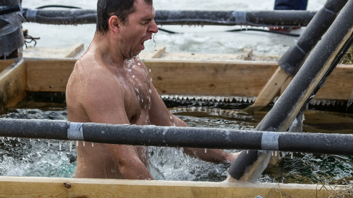 Иностранцы восхитились крещенскими купаниями русских: Эта нация - по-настоящему великая