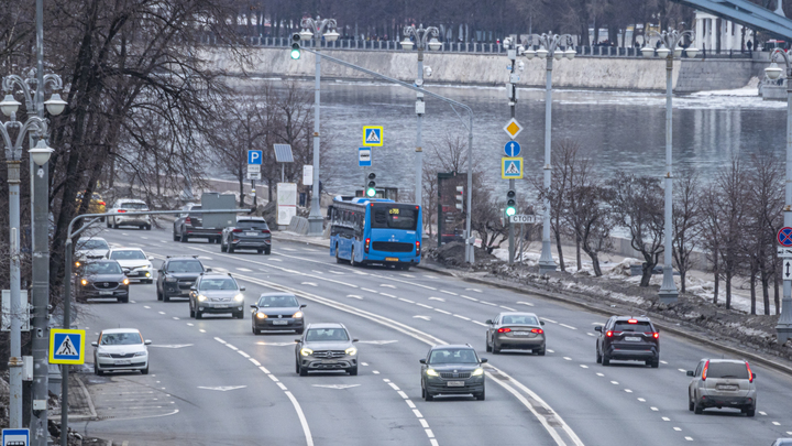 Водителям в Москве советуют не менять зимние шины: Пока рано