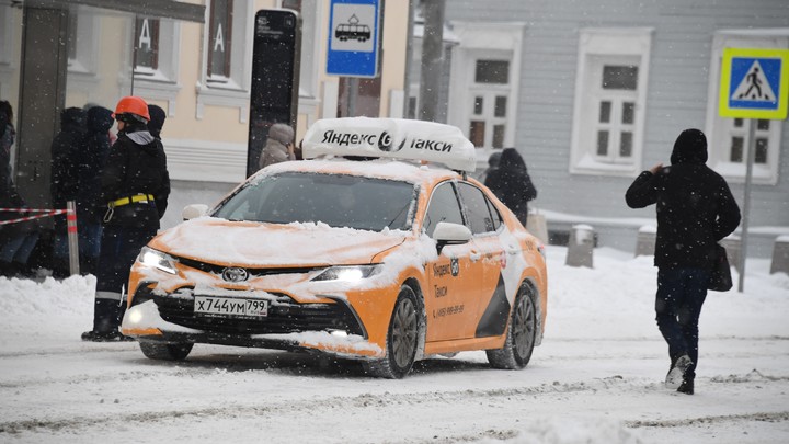В Екатеринбурге таксисты взвинтили цены на свои услуги во время снегопада