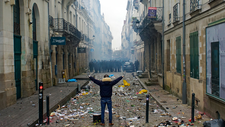 Францию охватили бунты. Транспортная система под угрозой коллапса
