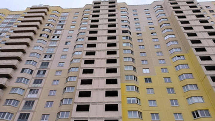 В Краснодаре 13-летняя школьница выпала из окна многоэтажки и разбилась насмерть